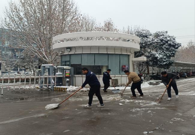 掃雪除冰我先行，冰雪更映黨旗紅